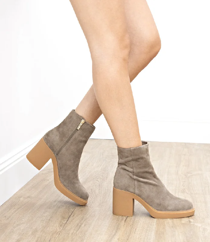 ULTRA85 Ankle Boot on Unit in Latte Suede