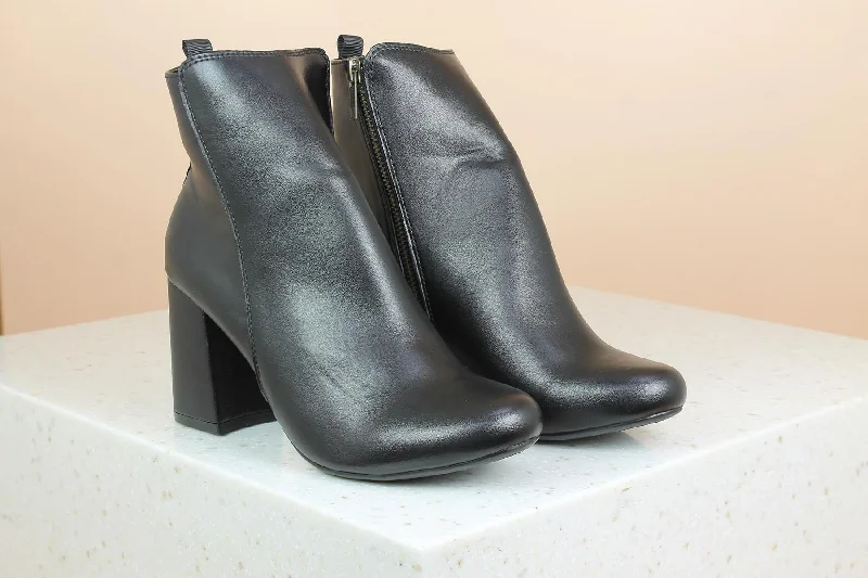 Women Black Solid Block Heeled Boots