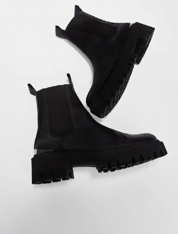 CHELSEA BOOTS WITH PLATFORM SOLE