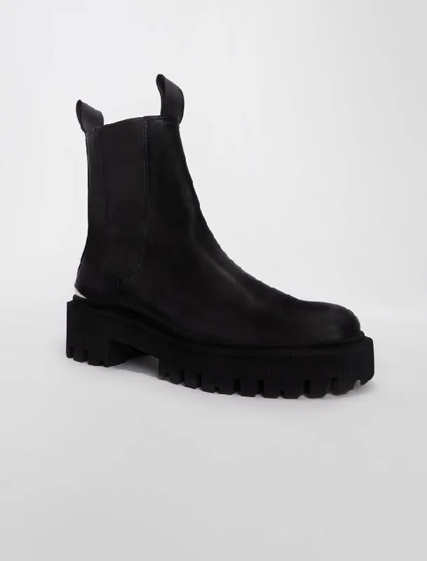 CHELSEA BOOTS WITH PLATFORM SOLE